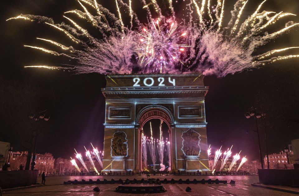 FOTO Kako je Evropa dočekala 2024. godinu: Vatrometi, performansi, u Francuskoj sa 90.000 policajaca