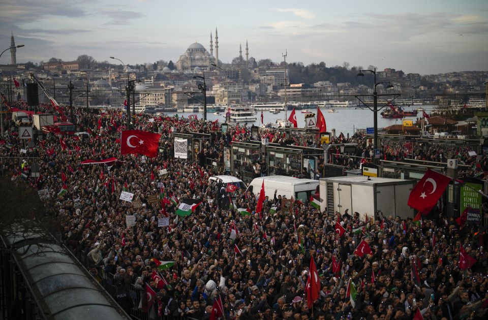 FOTO Velike demonstracije prvog dana 2024. u Istanbulu: Protiv "terorizma PKK i Izraela"
