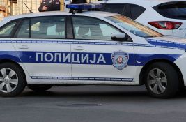 Novosađankama na ulici iz ruku oteo novčanik i torbu