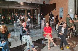 FOTO, VIDEO: Ispred Filozofskog fakulteta tribina o autonomiji univerziteta