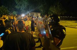 FOTO, VIDEO: Policija potisnula građane od Filozofskog fakulteta, korišćen biber sprej, čuli se topovski udari