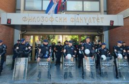 FOTO; VIDEO: Studenti i građani okupljaju se ispred Filozofskog fakulteta, ispred ulaza kordon policije