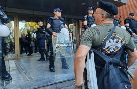 FOTO, VIDEO: Studenti najavili da ostaju ispred Filozofskog fakulteta sve dok ih ne puste u zgradu