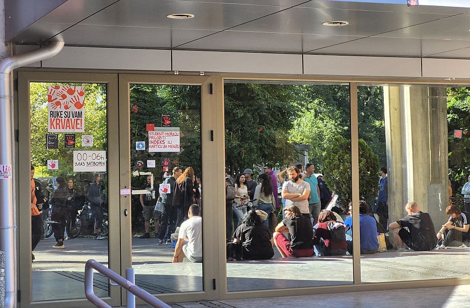 VIDEO: Jutros mirno kod Filozofskog fakulteta, novo okupljanje građana i studenata danas od 15h VIDEO: Jutros mirno kod Filozofskog fakulteta, novo okupljanje građana i studenata danas od 15h