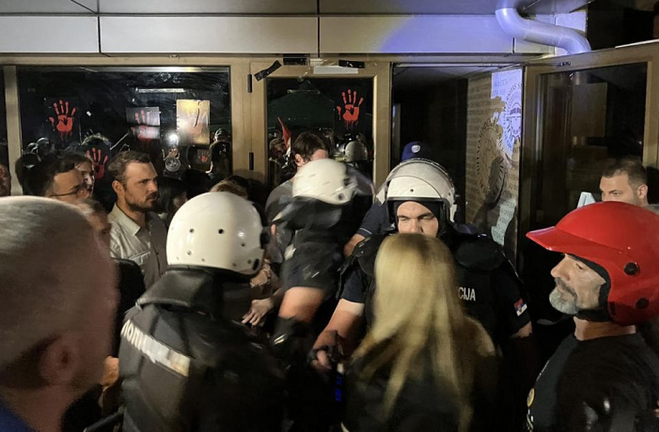 Novosađanin uhapšen zbog sumnje da je nasrnuo na interventnu policiju kod Filozofskog fakulteta