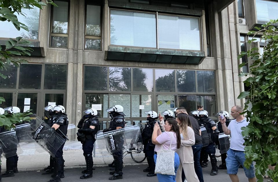 Dekan Filozofskog ostaje u zgradi fakulteta, nada se da će današnji protest biti mirniji Dekan Filozofskog ostaje u zgradi fakulteta, nada se da će današnji protest biti mirniji