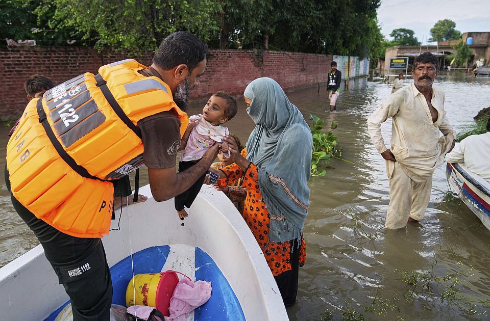 Masovne evakuacije u Pakistanu nakon što je Indija pustila vodu preko preopterećenih brana Masovne evakuacije u Pakistanu nakon što je Indija pustila vodu preko preopterećenih brana