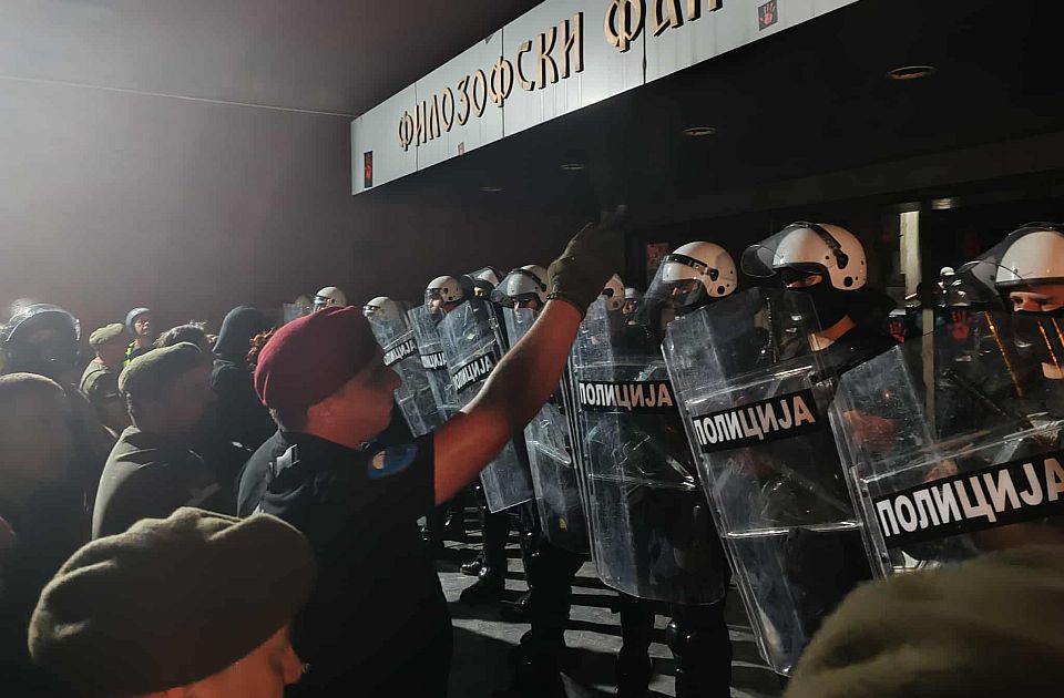 FOTO, VIDEO: Policija podigla štitove ispred studenata i građana na ulazu u Filozofski fakultet
