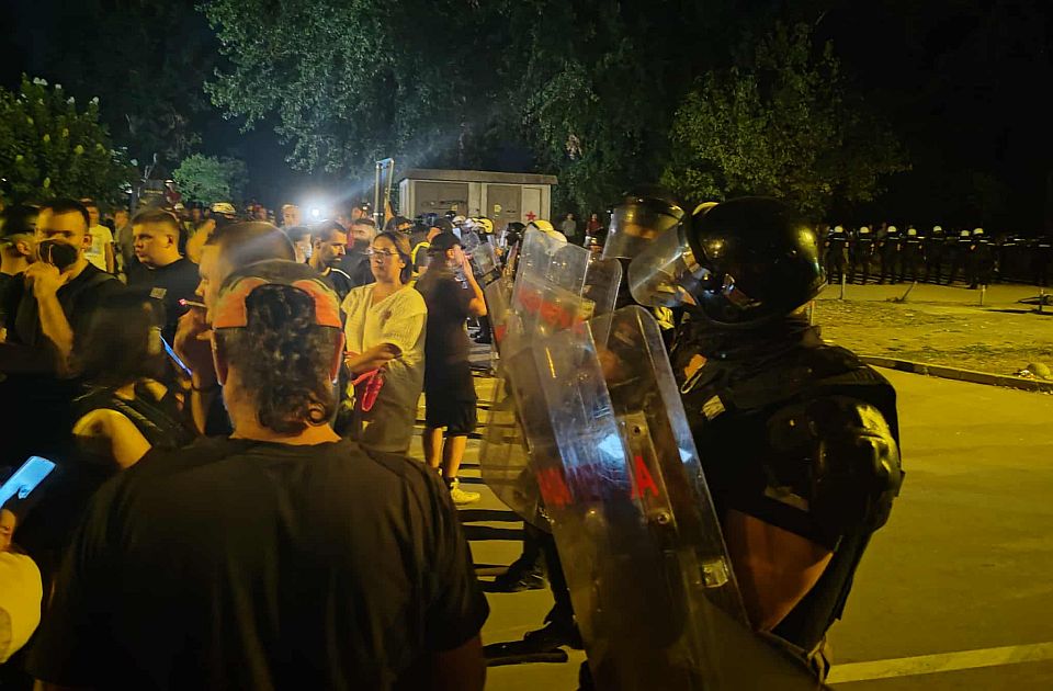 FOTO, VIDEO: Policija potisnula građane od Filozofskog fakulteta, korišćen biber sprej, čuli se topovski udari