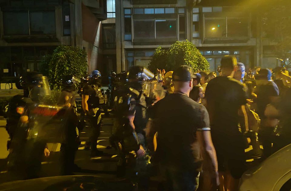 MUP: Oko 300 građana pokušalo nasilno da uđe na Filozofski fakultet