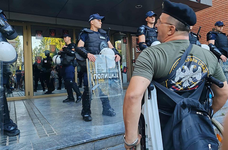 FOTO, VIDEO: Studenti najavili da ostaju ispred Filozofskog fakulteta sve dok ih ne puste u zgradu