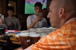 VIDEO: Holanđanin uspeo odjednom da prenese 26 čaša piva od šanka do stola