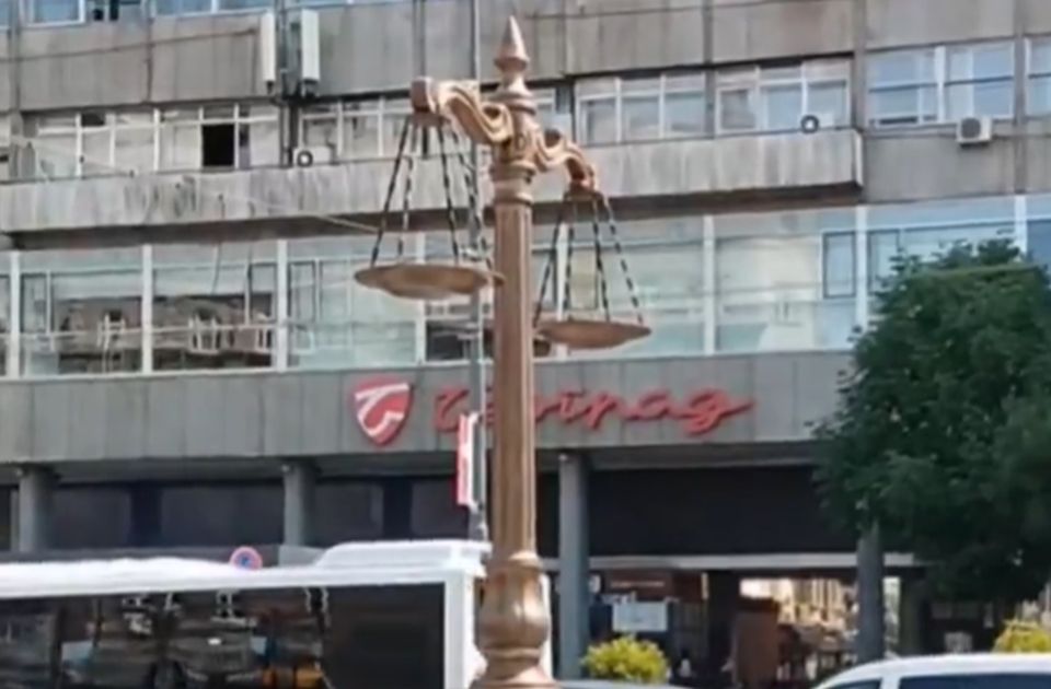 VIDEO Šapićevo "iznenađenje": Skulptura vage sa dva tasa postavljena na Terazijama u Beogradu 