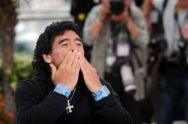 Pogrebnici koji su se fotografisali pored Maradoninog tela dobili otkaze