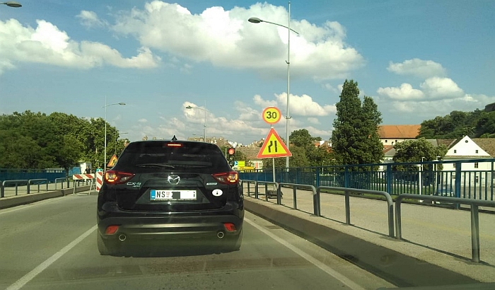 Naizmenično propuštanje vozila na Varadinskom mostu zbog radova