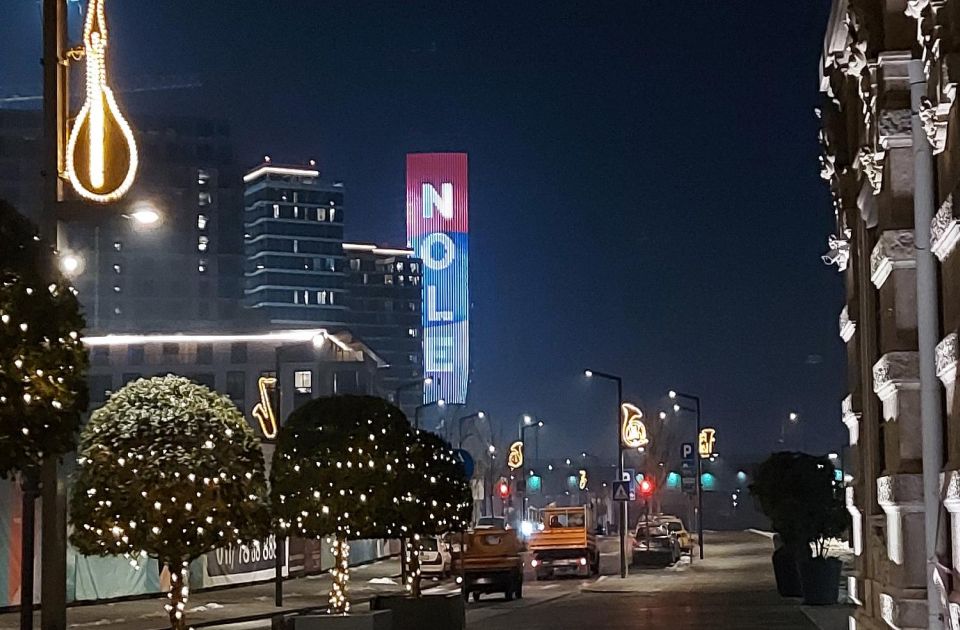 FOTO, VIDEO: Natpis "Nole, ti si ponos Srbije!" zasijao na Kuli Beograd