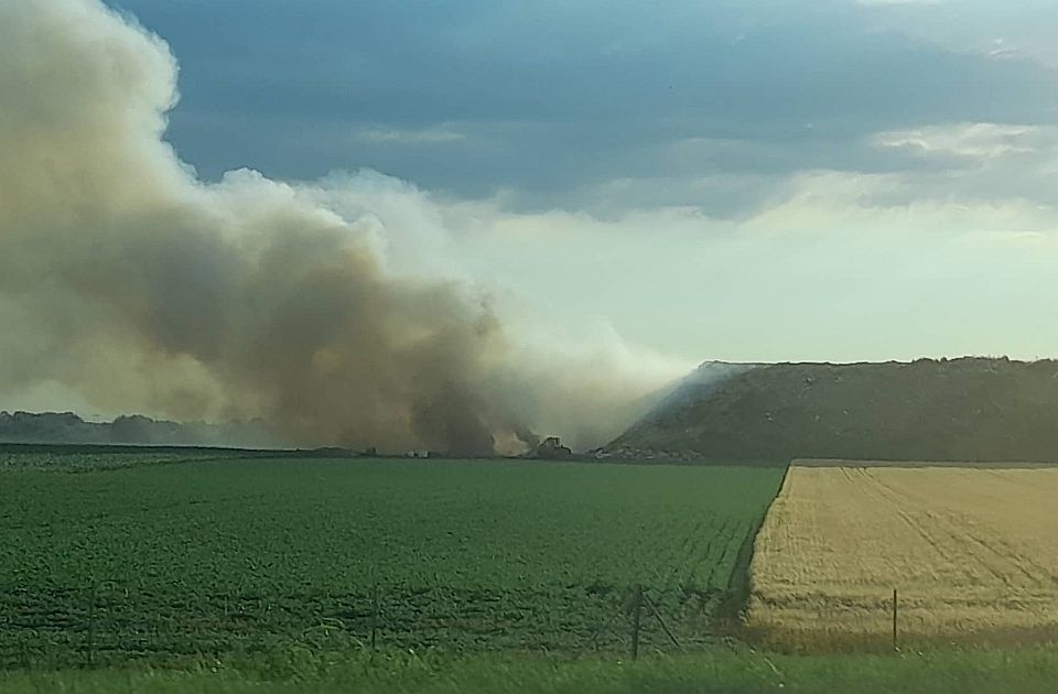 FOTO: Još jedna deponija u Vojvodini gori danima, smanjena vidljivost na auto-putu