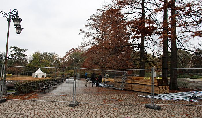 FOTO: Počelo postavljanje klizališta u Dunavskom parku