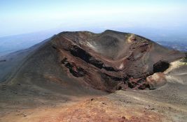 Poremećen aviosaobraćaj na Siciliji: Etna izbacuje dim i pepeo