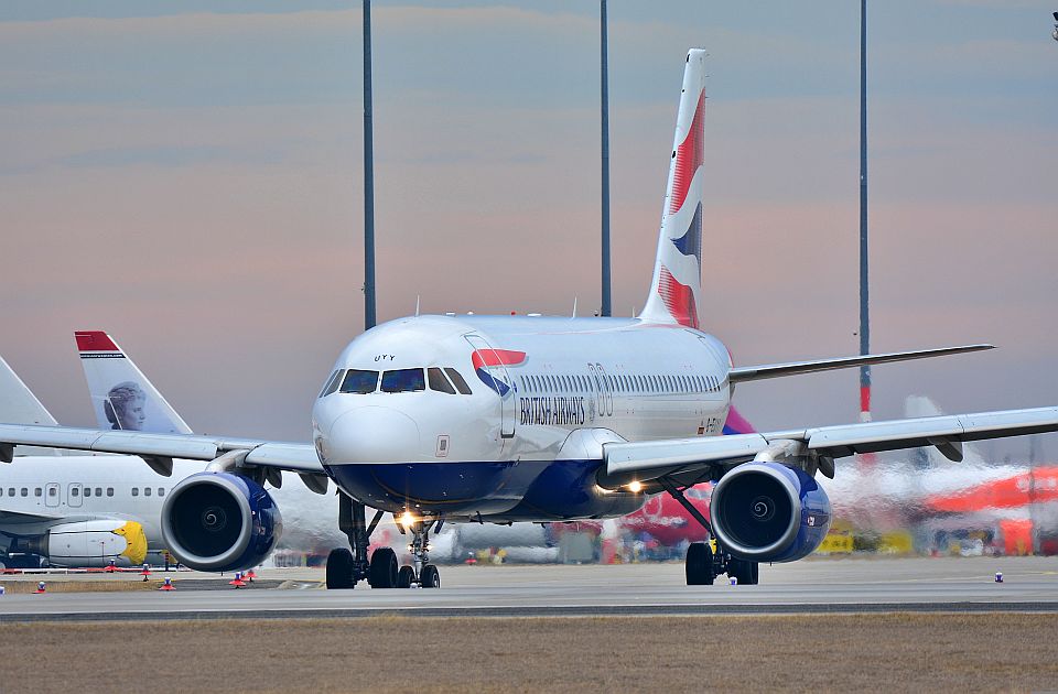 VIDEO Automobil izleteo pred avion na pisti aerodroma u Milanu