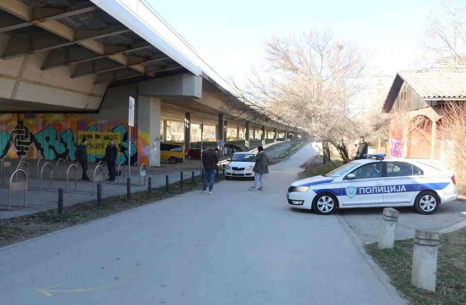 FOTO, VIDEO: Aktivisti OSA napadnuti na Mostu slobode prilikom precrtavanja grafita "Srbe na vrbe"