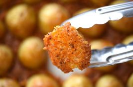 Savršen dodatak ručku: Hrskavi pečeni krompir iz rerne sa belim lukom i parmezanom