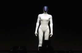 VIDEO: Ovaj robot izgleda toliko realno da neki misle da je to čovek u kostimu