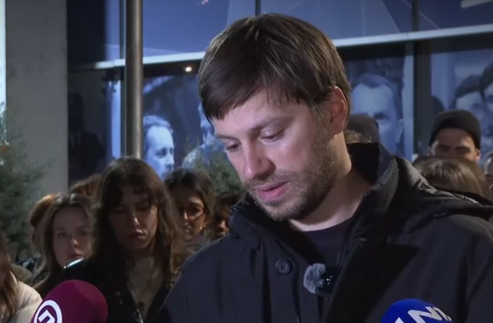 Glumci i radnici u kulturi ispred RTS-a: Štrajk glađu se događa na 100 metara odavde