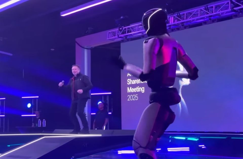 VIDEO: Ilon Mask proslavio enormnu zaradu tako što je zaigrao sa robotom 