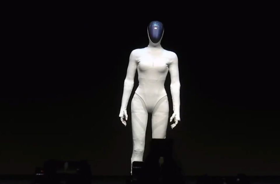 VIDEO: Ovaj robot izgleda toliko realno da neki misle da je to čovek u kostimu