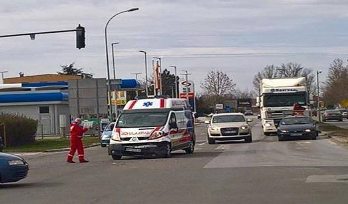 Troje povređeno u udesima na Novom naselju, Futoškom putu i u centru Troje povređeno u udesima na Novom naselju, Futoškom putu i u centru