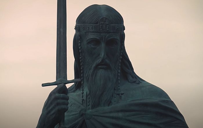 Zašto spomenik Stefanu Nemanji ima mač umesto krsta?