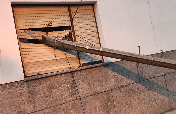 FOTO: Novosađaninu pala bandera na kuću, razbijen prozor i uništena roletna