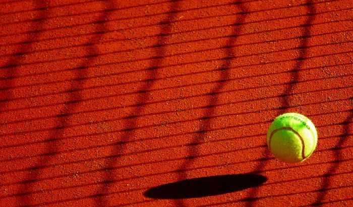 Teniski turnir u Nemačkoj, na terenu samo igrači i sudija