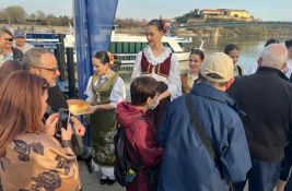  FOTO Počela sezona: Prvi rečni kruzer stigao u Novi Sad, na njemu 100 turista iz Amerike 