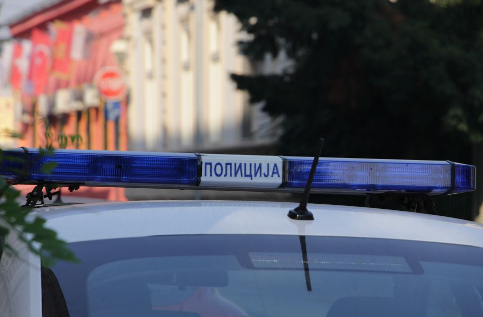 Iznudili televizor i "ajfon" od muškarca, uhapsila ih novosadska policija