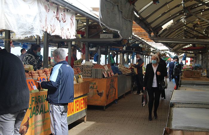 Prodavci i kupci u podne morali da napuste pijace, nejasna odluka novosadske "Tržnice" o radnom vremenu