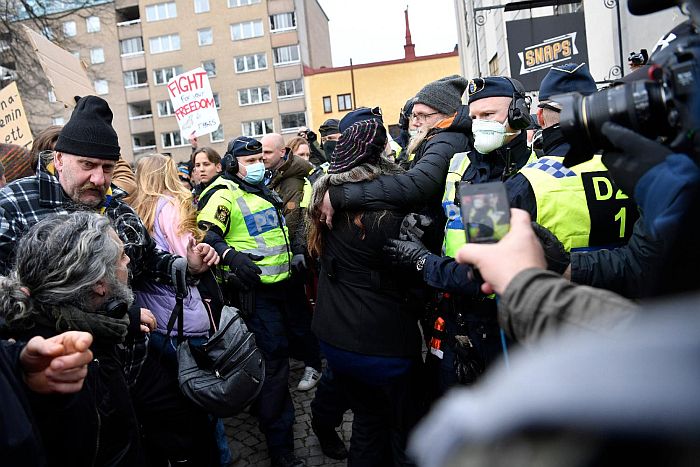 Protest protiv epidemioloških mera održan u Stokholmu