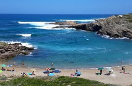 Na popularnoj plaži na Sardiniji zabranjeni suncobrani za većinu posetilaca