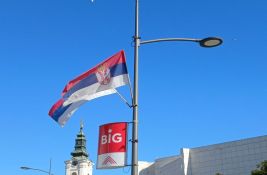 FOTO: Kače se zastave u Novom Sadu pred skup naprednjaka na koji dolazi Vučić