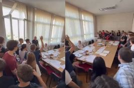 Učenici Jovine gimnazije u kabinetu direktora Stojkovića, skandiraju da ne daju profesore