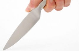 Maloletnik uz pretnju nožem pokušao da opljačka prodavnicu u Vrbasu