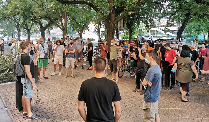 Novi Sad: Ispred tužilaštva održan protest protiv policijske represije