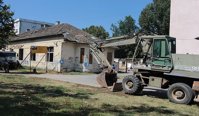 FOTO: Počelo rušenje "Autokopa" na Futoškom putu