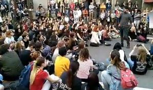 VIDEO: Učenici Filološke gimnazije poručili da će doći u još većem broju ukoliko Cvejić ne bude pušten za 48 sati