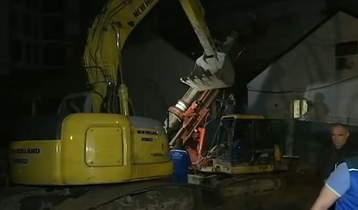 VIDEO: Građevinska mašina pala na kuću u Beogradu