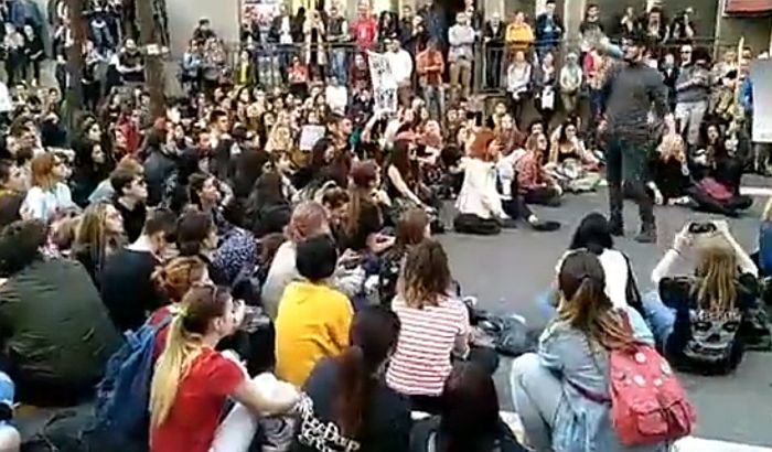 VIDEO: Učenici Filološke gimnazije poručili da će doći u još većem broju ukoliko Cvejić ne bude pušten za 48 sati