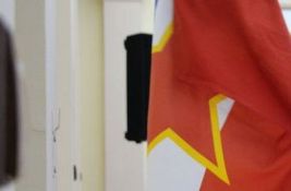 Prijava protiv muškarca u Rijeci koji je nosio zastavu sa petokrakom i jugoslovenskom trobojkom