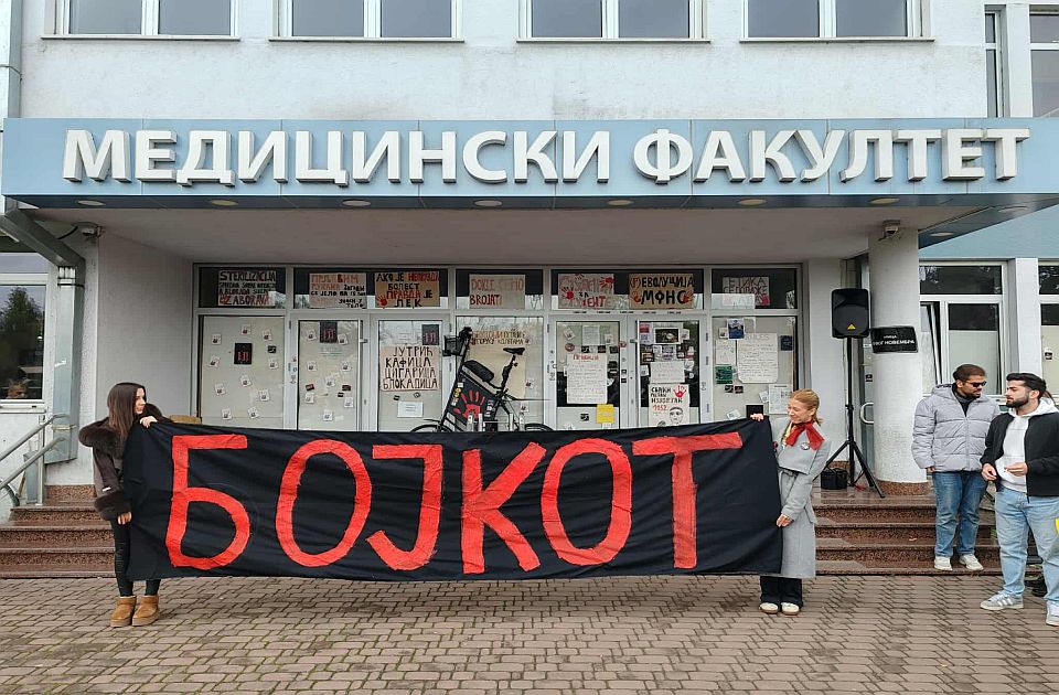 VIDEO Skup ispred Medicinskog fakulteta uoči sednice Saveta o dekanu: Studenti pozivaju na bojkot