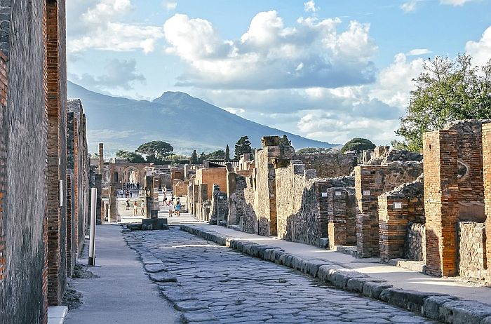 Turistkinja se popela na krov u Pompeji da napravi selfi, preti joj kazna od 3.000 evra